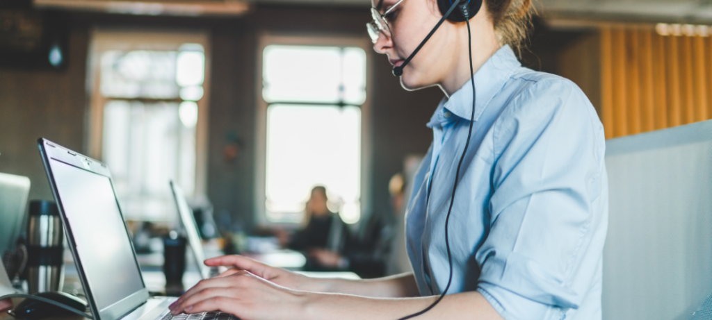An operator in a call center talks to a hospital patient.